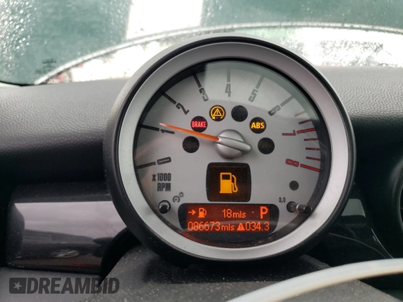 2009 MINI Hardtop z VIN WMWMF33509TW77714, wystawiony jako Copart lot #50618025 z przebiegiem 86 673 mil mil oraz Szkoda całkowita • Salvage title. Historia ofert i sprzedaży dostępna na DreamBid. Obrazek 9.