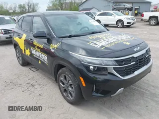 2024 Kia Seltos LX z VIN KNDEPCAA6R7538104, wystawiony jako IAAI lot #42150483 z przebiegiem 28 707 mil mil oraz . Historia ofert i sprzedaży dostępna na DreamBid. Obrazek 1.