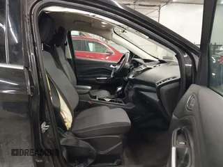2018 Ford Escape SE z VIN 1FMCU9GD0JUC25636, wystawiony jako IAAI lot #40996760 z przebiegiem 70 097 mil mil oraz . Historia ofert i sprzedaży dostępna na DreamBid. Obrazek 5.
