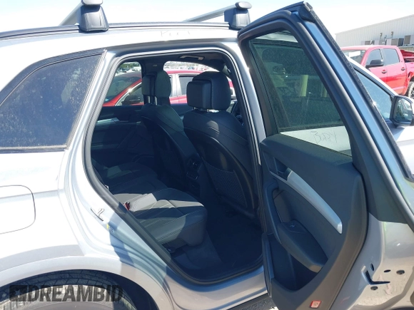 2025 Audi Q5 S line Premium z VIN WA1GAAFY0S2026775, wystawiony jako IAAI lot #41866254 z przebiegiem 8730 mil mil oraz . Historia ofert i sprzedaży dostępna na DreamBid. Obrazek 8.