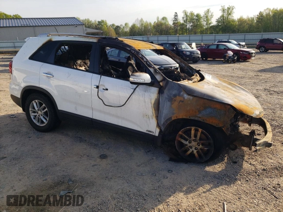 2014 Kia Sorento LX z VIN 5XYKTDA62EG490243, wystawiony jako Copart lot #53523275 z przebiegiem Nie podano mil oraz Nie do naprawy • Non repairable. Historia ofert i sprzedaży dostępna na DreamBid. Obrazek 4.