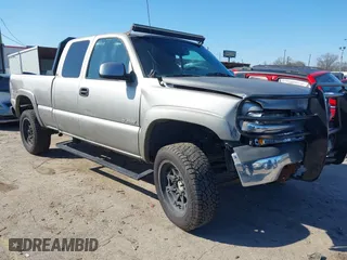 2000 Chevrolet Silverado 2500 LT with VIN 1GCGK29U1YE263011, listed as a IAAI auction lot 41634632 with 179,346 mi miles. Bid and sale history available at carsss.com. Image 1.