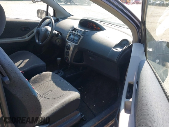 2010 Toyota Yaris z VIN JTDJT4K39A5292536, wystawiony jako IAAI lot #42229412 z przebiegiem 152 195 mil mil oraz . Historia ofert i sprzedaży dostępna na DreamBid. Obrazek 5.