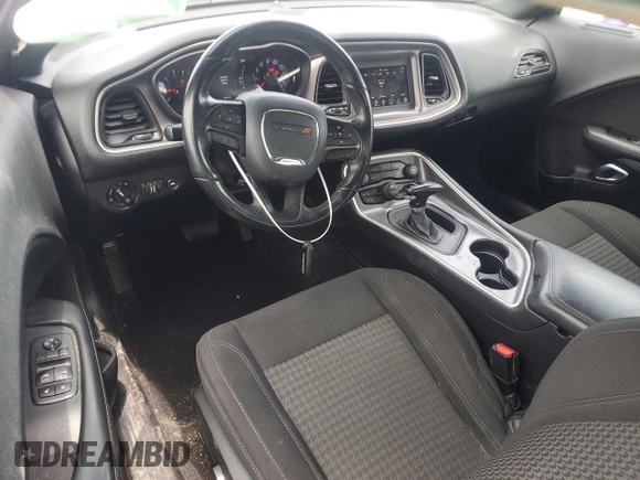 2019 Dodge Challenger SXT z VIN 2C3CDZAGXKH716960, wystawiony jako Copart lot #57473655 z przebiegiem 64 293 mil mil oraz Szkoda całkowita • Salvage title. Historia ofert i sprzedaży dostępna na DreamBid. Obrazek 8.