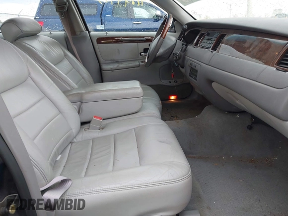 2001 Lincoln Town Car Signature with VIN 1LNHM82W61Y733577, listed as a IAAI auction lot 41899175 with 105,083 mi miles and . Bid and sale history available at DreamBid. Image 5.