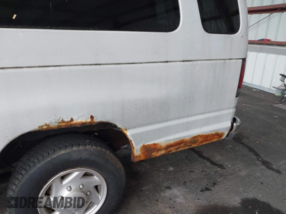 2003 Ford Econoline Passenger XL z VIN 1FBSS31L83HA89114, wystawiony jako IAAI lot #40404997 z przebiegiem 171 539 mil mil oraz . Historia ofert i sprzedaży dostępna na DreamBid. Obrazek 6.