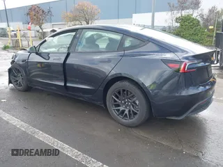 2025 Tesla Model 3 Long Range z VIN 5YJ3E1EB4SF874936, wystawiony jako IAAI lot #41157464 z przebiegiem 5331 mil mil oraz . Historia ofert i sprzedaży dostępna na DreamBid. Obrazek 3.