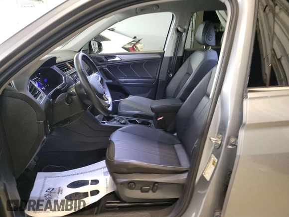 2023 Volkswagen Tiguan SE z VIN 3VV2B7AX8PM058650, wystawiony jako IAAI lot #42801702 z przebiegiem 39 472 mil mil oraz . Historia ofert i sprzedaży dostępna na DreamBid. Obrazek 16.