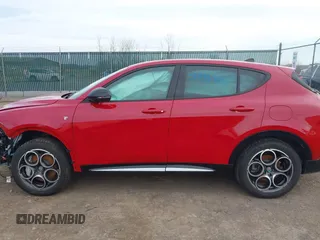2024 Alfa Romeo Tonale Ti z VIN ZASPATCW8R3058676, wystawiony jako IAAI lot #41743432 z przebiegiem 7985 mil mil oraz . Historia ofert i sprzedaży dostępna na DreamBid. Obrazek 14.