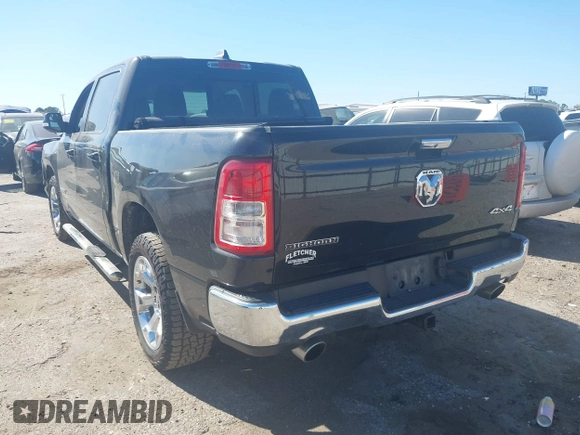 2020 Ram 1500 Big Horn z VIN 1C6SRFFT7LN137051, wystawiony jako IAAI lot #41839681 z przebiegiem 45 385 mil mil oraz . Historia ofert i sprzedaży dostępna na DreamBid. Obrazek 3.
