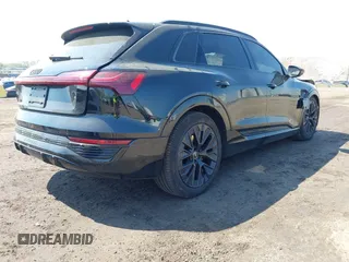 2024 Audi Q8 e-tron Prestige z VIN WA16ABGE6RB005963, wystawiony jako IAAI lot #42067970 z przebiegiem 7 113 mil mil oraz . Historia ofert i sprzedaży dostępna na DreamBid. Obrazek 4.