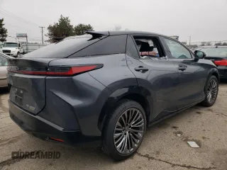 2023 Lexus RZ 450e Premium z VIN JTJAAAAB0PA016532, wystawiony jako Copart lot #39689614 z przebiegiem 4108 mil mil oraz . Historia ofert i sprzedaży dostępna na DreamBid. Obrazek 3.