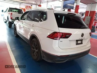 2024 Volkswagen Tiguan SE z VIN 3VV3B7AX0RM082514, wystawiony jako IAAI lot #42796136 z przebiegiem 27 247 mil mil oraz . Historia ofert i sprzedaży dostępna na DreamBid. Obrazek 14.