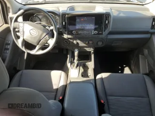 2025 Nissan Frontier S z VIN 1N6ED1EK5SN607296, wystawiony jako Copart lot #52597265 z przebiegiem 6 097 mil mil oraz Szkoda całkowita • Salvage title. Historia ofert i sprzedaży dostępna na DreamBid. Obrazek 8.