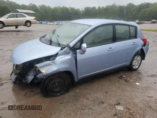2010 Nissan Versa S z VIN 3N1BC1CP3AL360806, wystawiony jako Copart lot #56889065 z przebiegiem 95 431 mil mil oraz Szkoda całkowita • Salvage title. Historia ofert i sprzedaży dostępna na DreamBid. Obrazek 1.