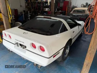 1989 Chevrolet Corvette z VIN 1G1YY2189K512420, wystawiony jako Copart lot #60937345 z przebiegiem 106 500 mil mil oraz Czysty tytuł • Clean title. Historia ofert i sprzedaży dostępna na DreamBid. Obrazek 4.