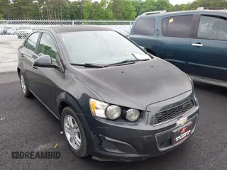 2015 Chevrolet Sonic LT z VIN 1G1JC5SHXF4199192, wystawiony jako IAAI lot #42205657 z przebiegiem 79 578 mil mil oraz . Historia ofert i sprzedaży dostępna na DreamBid. Obrazek 1.