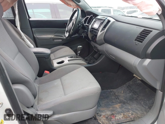 2015 Toyota Tacoma z VIN 5TFLU4EN5FX118378, wystawiony jako IAAI lot #41609943 z przebiegiem 121 640 mil mil oraz . Historia ofert i sprzedaży dostępna na DreamBid. Obrazek 5.