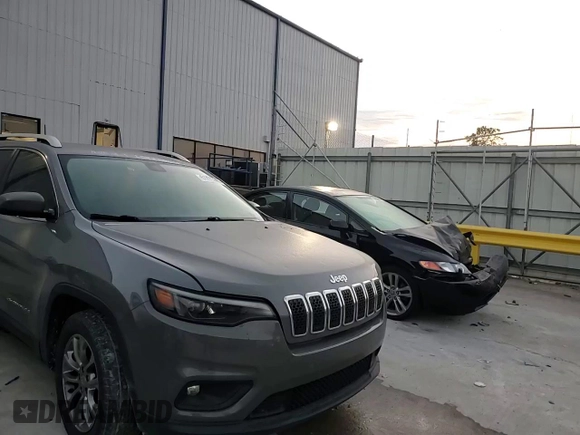 2019 Jeep Cherokee Latitude Plus z VIN 1C4PJLLBXKD482756, wystawiony jako Copart lot #61770445 z przebiegiem 79 048 mil mil oraz Szkoda całkowita • Salvage title. Historia ofert i sprzedaży dostępna na DreamBid. Obrazek 14.