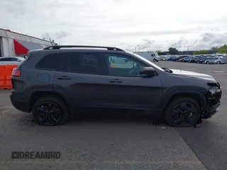 2021 Jeep Cherokee Latitude Plus z VIN 1C4PJMLB9MD140076, wystawiony jako IAAI lot #41998687 z przebiegiem 175 956 mil mil oraz . Historia ofert i sprzedaży dostępna na DreamBid. Obrazek 13.