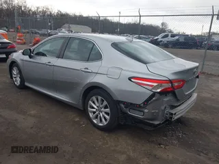 2019 Toyota Camry LE z VIN 4T1B11HK9KU851075, wystawiony jako IAAI lot #41911090 z przebiegiem 114 762 mil mil oraz . Historia ofert i sprzedaży dostępna na DreamBid. Obrazek 3.