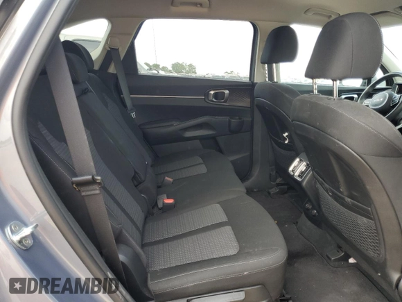 2022 Kia Sorento LX z VIN 5XYRG4LC0NG152717, wystawiony jako Copart lot #55238715 z przebiegiem 78 435 mil mil oraz Szkoda całkowita • Salvage title. Historia ofert i sprzedaży dostępna na DreamBid. Obrazek 10.