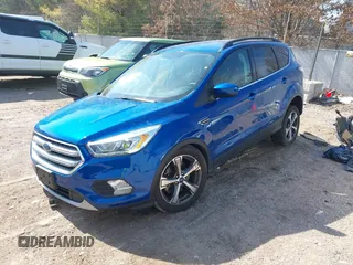 2017 Ford Escape SE z VIN 1FMCU0G95HUB75348, wystawiony jako IAAI lot #41790288 z przebiegiem 55 129 mil mil oraz . Historia ofert i sprzedaży dostępna na DreamBid. Obrazek 2.