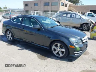 2013 Mercedes-Benz C 250 z VIN WDDGJ4HB3DG049866, wystawiony jako IAAI lot #42267407 z przebiegiem 87 499 mil mil oraz . Historia ofert i sprzedaży dostępna na DreamBid. Obrazek 1.