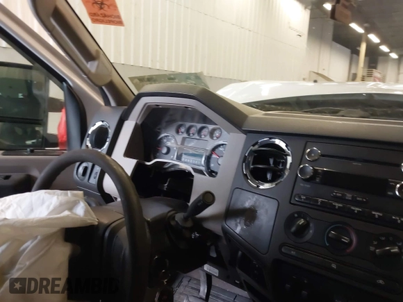 2010 Ford F-250 XL z VIN 1FTSX2BR4AEA28576, wystawiony jako IAAI lot #41615867 z przebiegiem Nie podano mil oraz . Historia ofert i sprzedaży dostępna na DreamBid. Obrazek 15.