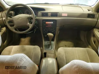 2000 Toyota Camry CE z VIN 4T1BG22K2YU742415, wystawiony jako Copart lot #55763165 z przebiegiem 245 821 mil mil oraz Czysty tytuł • Clean title. Historia ofert i sprzedaży dostępna na DreamBid. Obrazek 8.