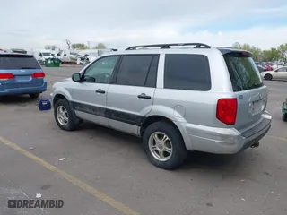 2005 Honda Pilot LX with VIN 2HKYF18105H556470, listed as a IAAI auction lot 42094372 with 266,089 mi miles. Bid and sale history available at carsss.com. Image 3.