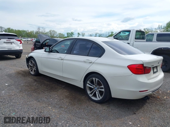 2013 BMW 3 Series 328i xDrive z VIN WBA3B3C50DJ810290, wystawiony jako IAAI lot #42188744 z przebiegiem 137 493 mil mil oraz . Historia ofert i sprzedaży dostępna na DreamBid. Obrazek 3.