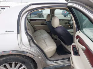 2003 Lincoln Town Car Signature z VIN 1LNHM82W03Y615785, wystawiony jako IAAI lot #42158434 z przebiegiem 121 311 mil mil oraz . Historia ofert i sprzedaży dostępna na DreamBid. Obrazek 8.
