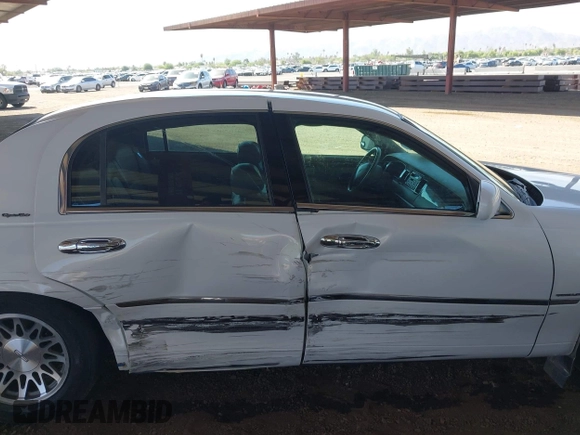 2000 Lincoln Town Car Signature with VIN 1LNHM82W1YY916055, listed as a IAAI auction lot 42488210 with 189,149 mi miles and . Bid and sale history available at DreamBid. Image 13.