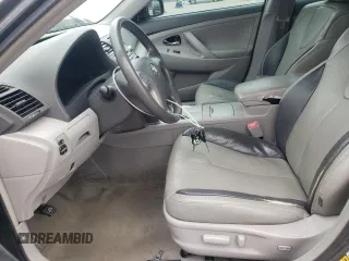 2011 Toyota Camry LE z VIN 4T4BF3EK3BR110153, wystawiony jako Copart lot #61950455 z przebiegiem 414 223 mil mil oraz Czysty tytuł • Clean title. Historia ofert i sprzedaży dostępna na DreamBid. Obrazek 7.