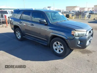 2014 Toyota 4Runner SR5 z VIN JTEZU5JR6E5070548, wystawiony jako IAAI lot #41372181 z przebiegiem 128 640 mil mil oraz . Historia ofert i sprzedaży dostępna na DreamBid. Obrazek 1.
