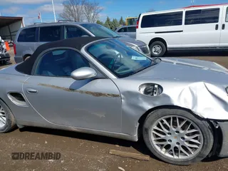 1999 Porsche Boxster z VIN WP0CA2989XU627152, wystawiony jako IAAI lot #41805432 z przebiegiem 112 380 mil mil oraz . Historia ofert i sprzedaży dostępna na DreamBid. Obrazek 13.