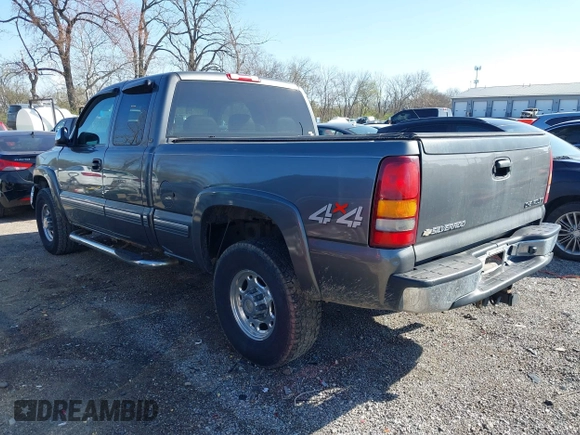 2000 Chevrolet Silverado 2500 LT with VIN 1GCGK29U0YE331086, listed as a IAAI auction lot 41973282 with 137,999 mi miles. Bid and sale history available at carsss.com. Image 3.