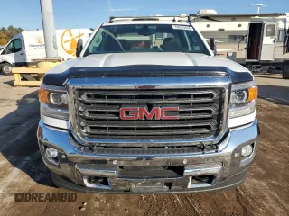 2015 GMC Sierra 2500HD SLT z VIN 1GT12ZEG3FF110359, wystawiony jako Copart lot #78835404 z przebiegiem 43 017 mil mil oraz Szkoda całkowita • Salvage title. Historia ofert i sprzedaży dostępna na DreamBid. Obrazek 5.