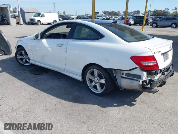 2015 Mercedes-Benz C 250 z VIN WDDGJ4HB5FG387742, wystawiony jako IAAI lot #41843773 z przebiegiem 77 548 mil mil oraz . Historia ofert i sprzedaży dostępna na DreamBid. Obrazek 3.