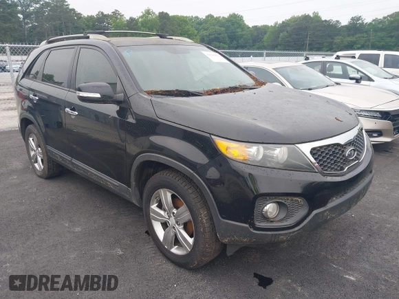 2013 Kia Sorento EX z VIN 5XYKU4A6XDG330770, wystawiony jako IAAI lot #42226062 z przebiegiem 184 705 mil mil oraz . Historia ofert i sprzedaży dostępna na DreamBid. Obrazek 1.