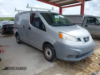 2013 Nissan NV200 SV z VIN 3N6CM0KN1DK692341, wystawiony jako IAAI lot #42425875 z przebiegiem 100 986 mil mil oraz . Historia ofert i sprzedaży dostępna na DreamBid. Obrazek 1.