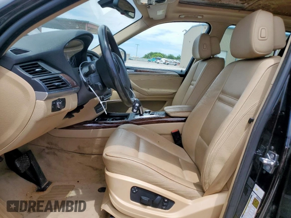 2008 BMW X5 3.0si z VIN 5UXFE43588L009967, wystawiony jako Copart lot #57900245 z przebiegiem 137 882 mil mil oraz Czysty tytuł • Clean title. Historia ofert i sprzedaży dostępna na DreamBid. Obrazek 7.
