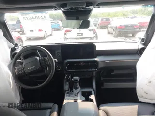 2024 Toyota Land Cruiser z VIN JTEABFAJ3RK018014, wystawiony jako IAAI lot #42404632 z przebiegiem 2 983 mil mil oraz . Historia ofert i sprzedaży dostępna na DreamBid. Obrazek 5.