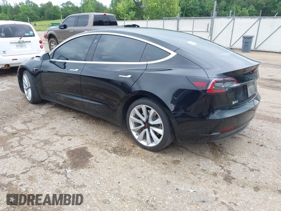 2018 Tesla Model 3 Long Range Battery z VIN 5YJ3E1EB3JF186733, wystawiony jako IAAI lot #42093891 z przebiegiem 102 435 mil mil oraz . Historia ofert i sprzedaży dostępna na DreamBid. Obrazek 3.