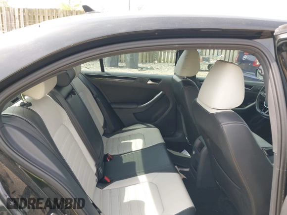 2015 Volkswagen Jetta SE z VIN 3VWD17AJ8FM403564, wystawiony jako IAAI lot #42016363 z przebiegiem 127 104 mil mil oraz . Historia ofert i sprzedaży dostępna na DreamBid. Obrazek 8.