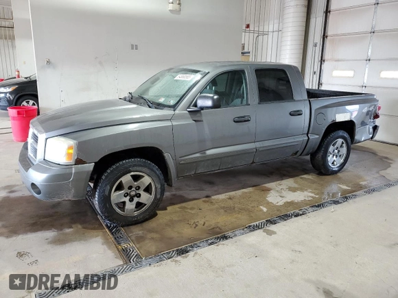 2005 Dodge Dakota SLT z VIN 1D7HW48N95S166589, wystawiony jako Copart lot #54868565 z przebiegiem 228 682 mil mil oraz Szkoda całkowita • Salvage title. Historia ofert i sprzedaży dostępna na DreamBid. Obrazek 1.
