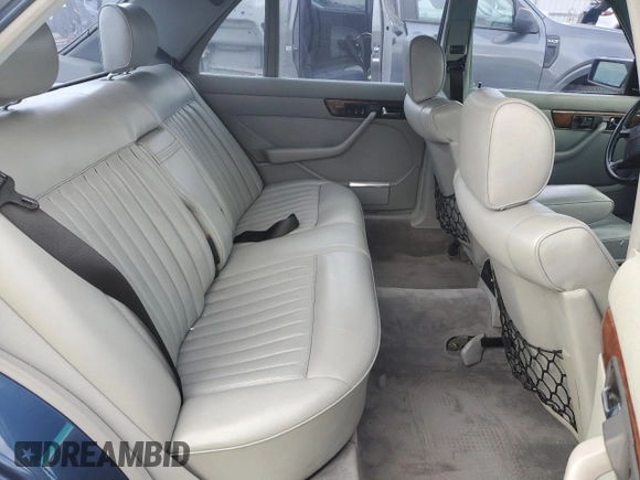 1986 Mercedes-Benz 560 with VIN WDBCA39D0GA267806, listed as a Copart auction lot 49870225 with 117,401 mi miles and Clean Title. Bid and sale history available at DreamBid. Image 10.