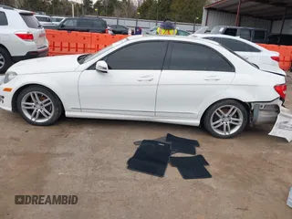 2014 Mercedes-Benz C 250 Sport z VIN WDDGF4HB7EG213817, wystawiony jako IAAI lot #41745579 z przebiegiem Nie podano mil oraz . Historia ofert i sprzedaży dostępna na DreamBid. Obrazek 13.