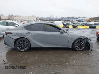 2024 Lexus IS 350 F Sport z VIN JTHBZ1E22R5035541, wystawiony jako IAAI lot #41060031 z przebiegiem 8 390 mil mil oraz . Historia ofert i sprzedaży dostępna na DreamBid. Obrazek 14.